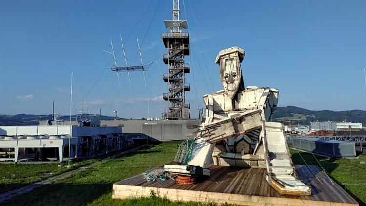 Die riesige Statue El Pensador von Kcho, dahinter der Turm und das Flying Ship am Höhenrausch 2018. Wanderhunger