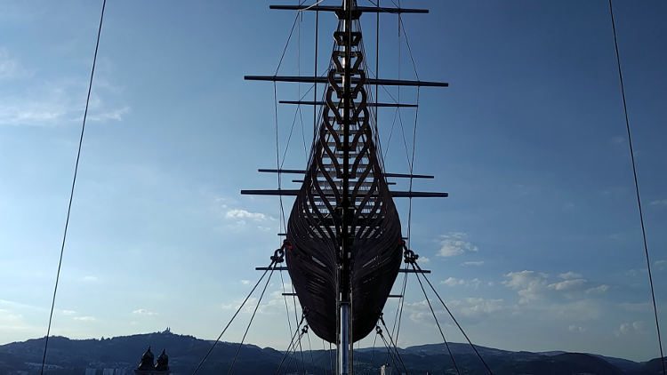 Das Flying Ship von Alexander Ponomarev am Höhenrausch 2018 aus gleicher Höhe gesehen. Wanderhunger
