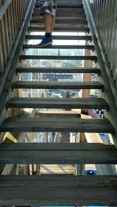 Die Holztreppe auf den Turm am Höhenrausch hat mich aufgrund der offenen Stufen echte Überwindung meiner Höhenangst gekostet. Wanderhunger