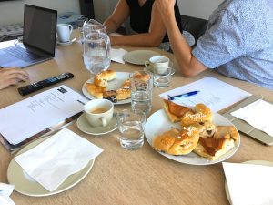 Kundenmeeting im Büro mit Leckereien am Tisch - ich muss verzichten. No-Sugar-Challenge, Wanderhunger