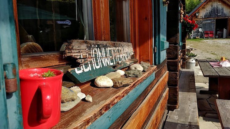 Ausschnitt von der Front der Schönwetterhütte und vom Fenster. Wanderhunger
