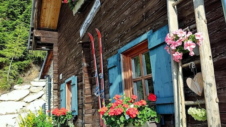 Hübsche dekorierte Wand der Schönwetterhütte. Wanderhunger