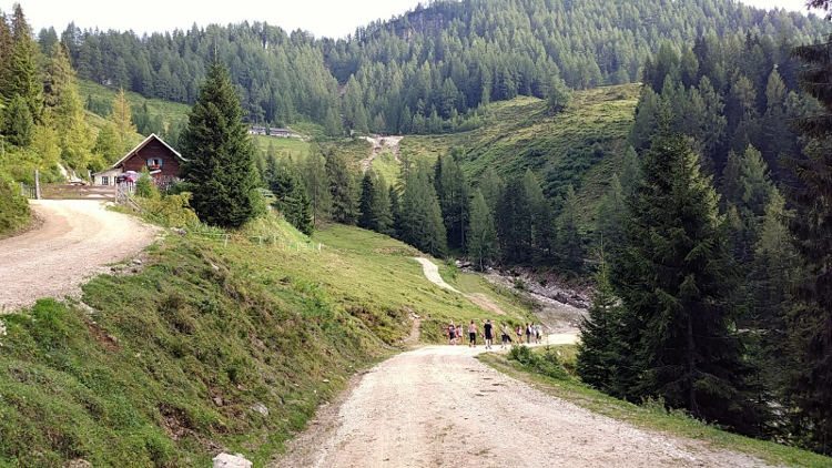 Auf dem Weg zur ersten Yogaeinheit bei Yoga auf der Alm mit Soulshineyoga auf der Schönwetterhütte. Wanderhunger