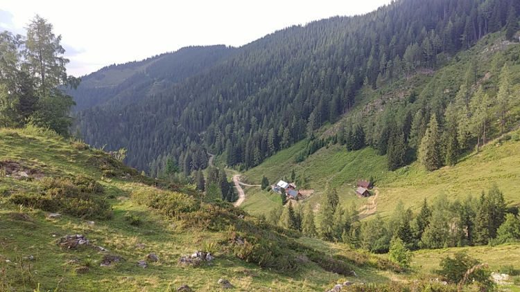 Blick auf die Schönwetterhütte beim Yoga auf der Alm Wochenende. Wanderhunger
