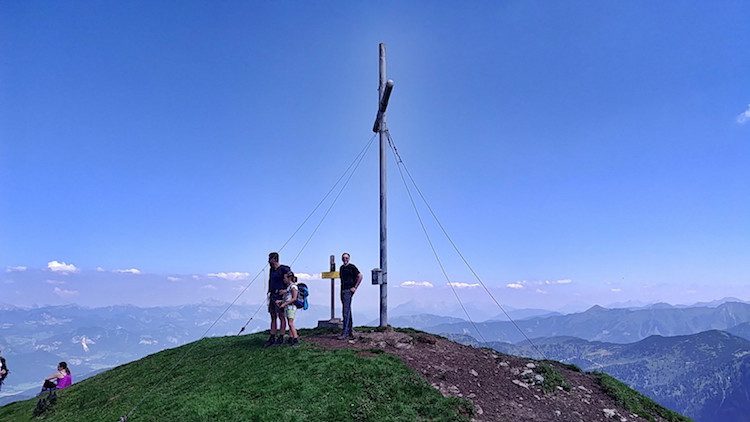 Das Gipfelkreuz am Gumpeneck auf 2226 Meter Höhe mit Bergpanorama. Wanderhunger