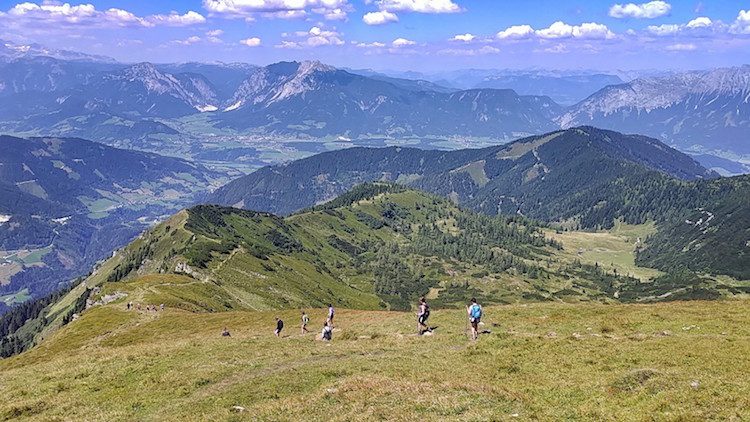 Abstieg über die Bergflanke des Gumpenecks. Wanderhunger