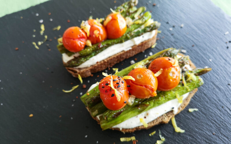 Röstbrot mit Ziegenkäse, Spargel und Ofentomaten | Rezept