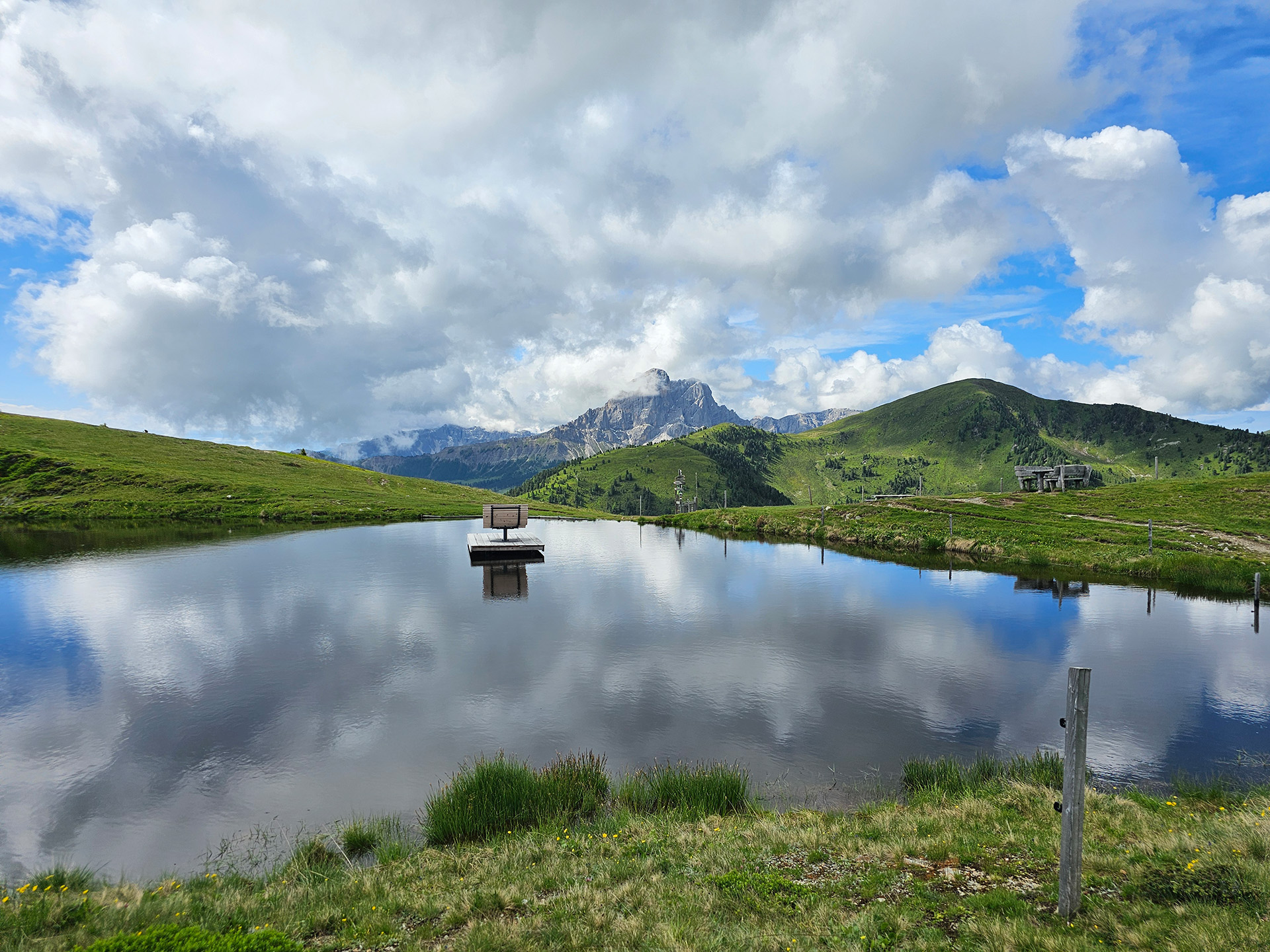 Bergsee auf der Alm mit Blick ins Gebirge