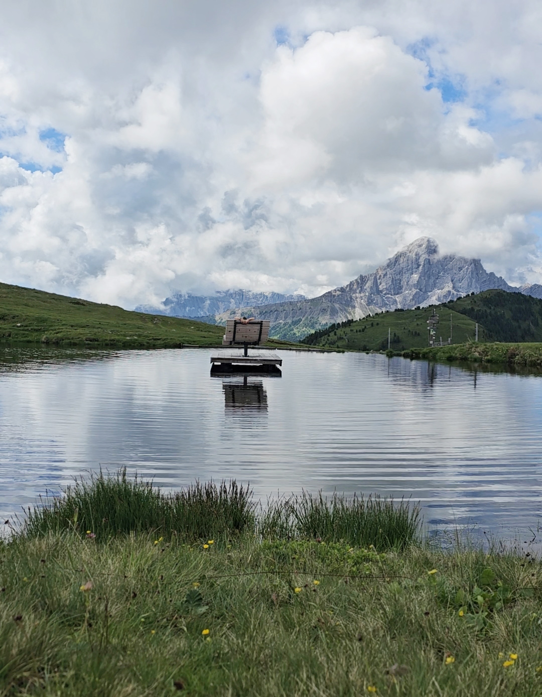 Bergsee auf der Alm mit Blick ins Gebirge