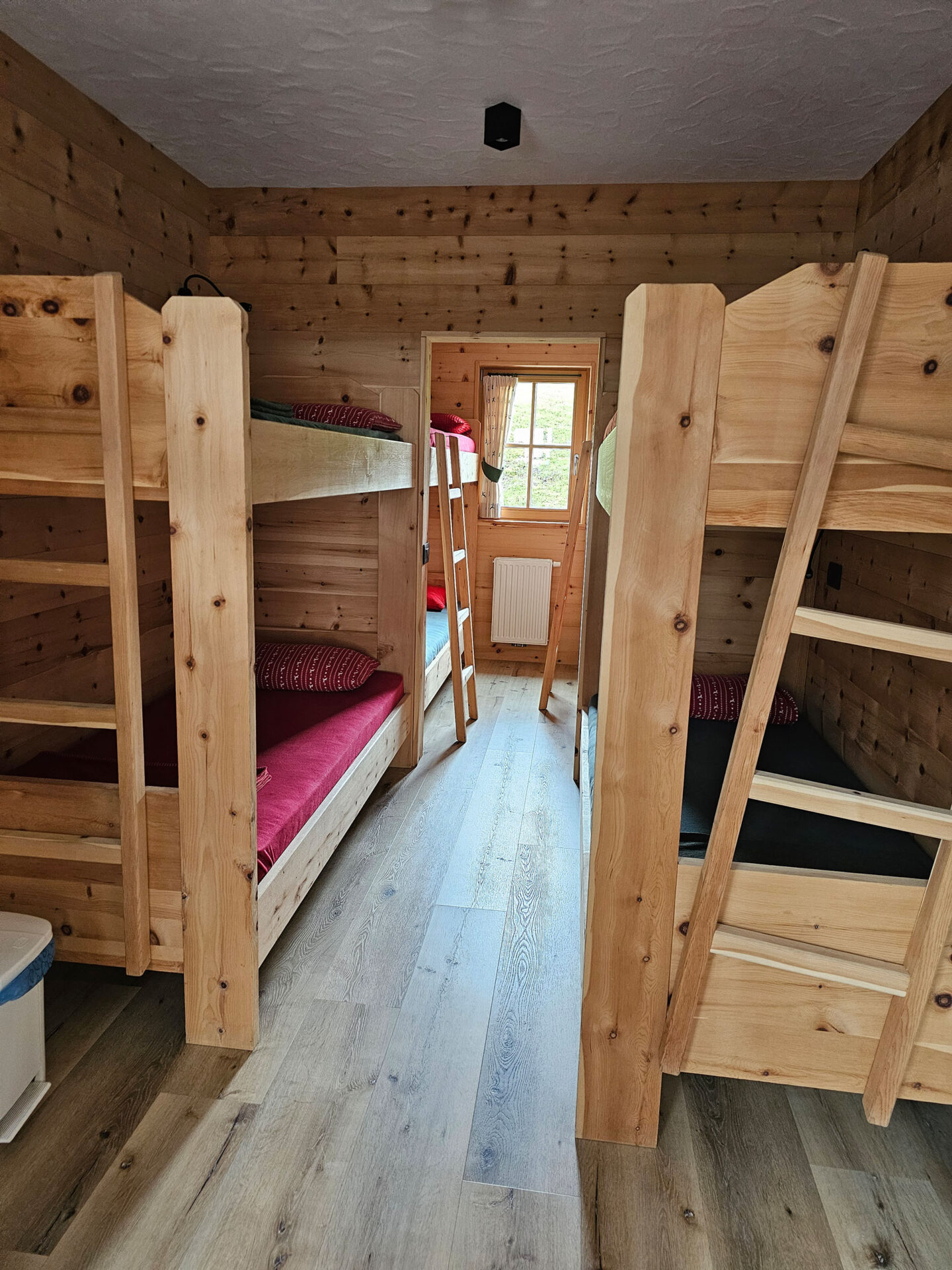 Lager auf einer Almhütte mit modernen Stockbetten