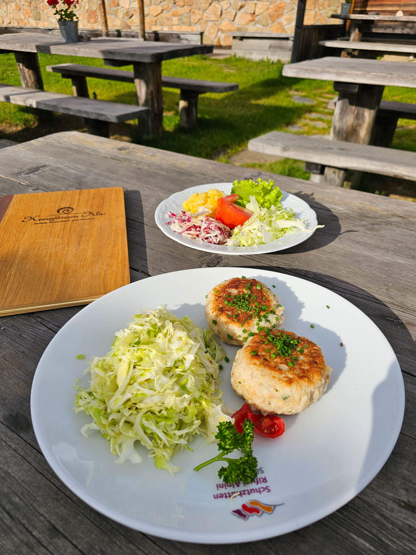 Kaspressknödel mit Krautsalat