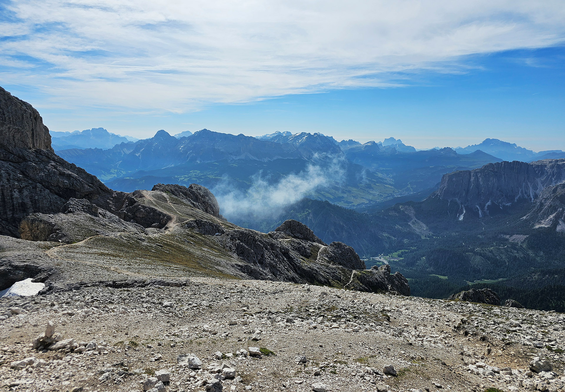 Ausblick vom Peitlerkofel auf ein Bergpanorama
