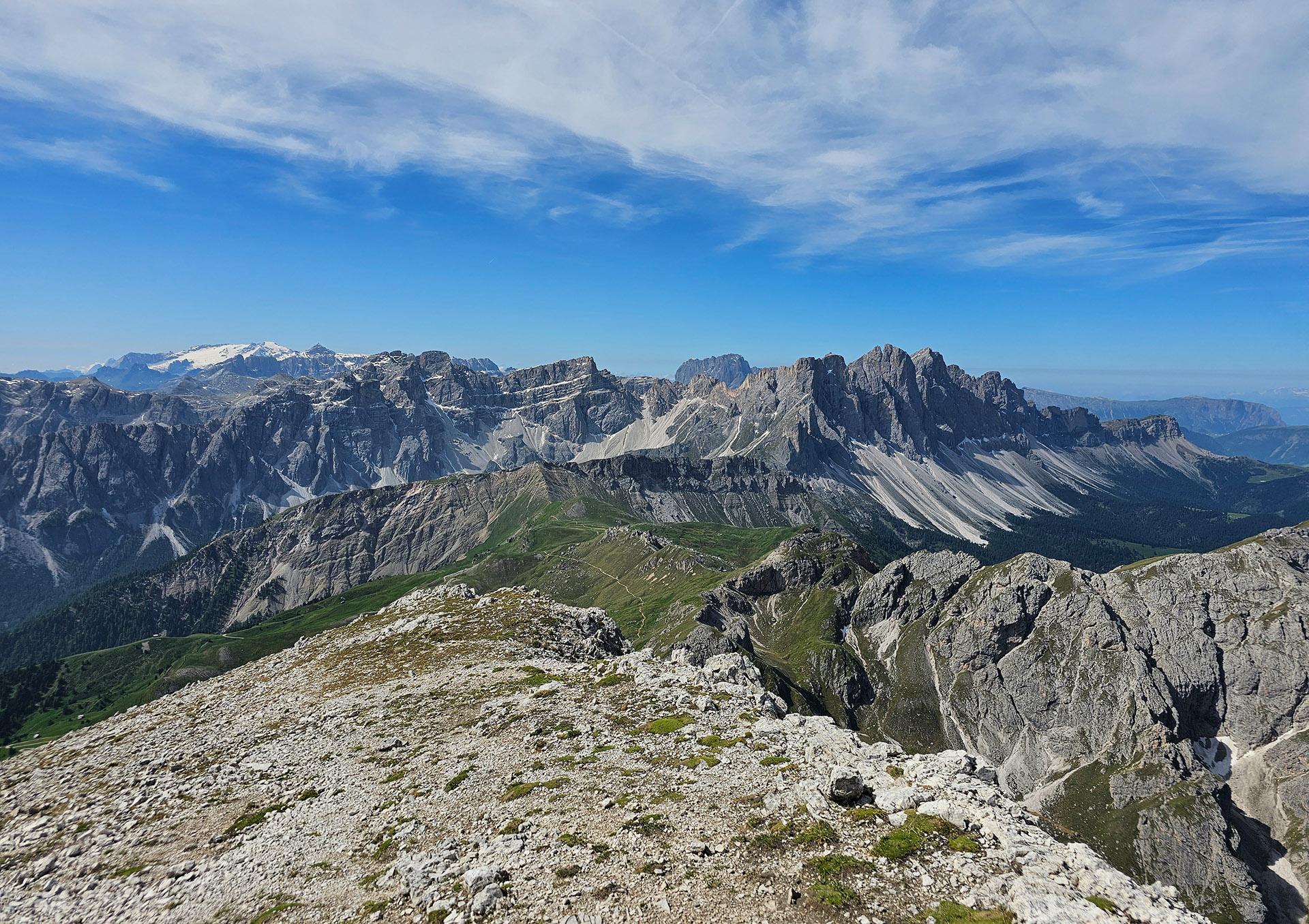 Ausblick vom Peitlerkofel auf ein Bergpanorama