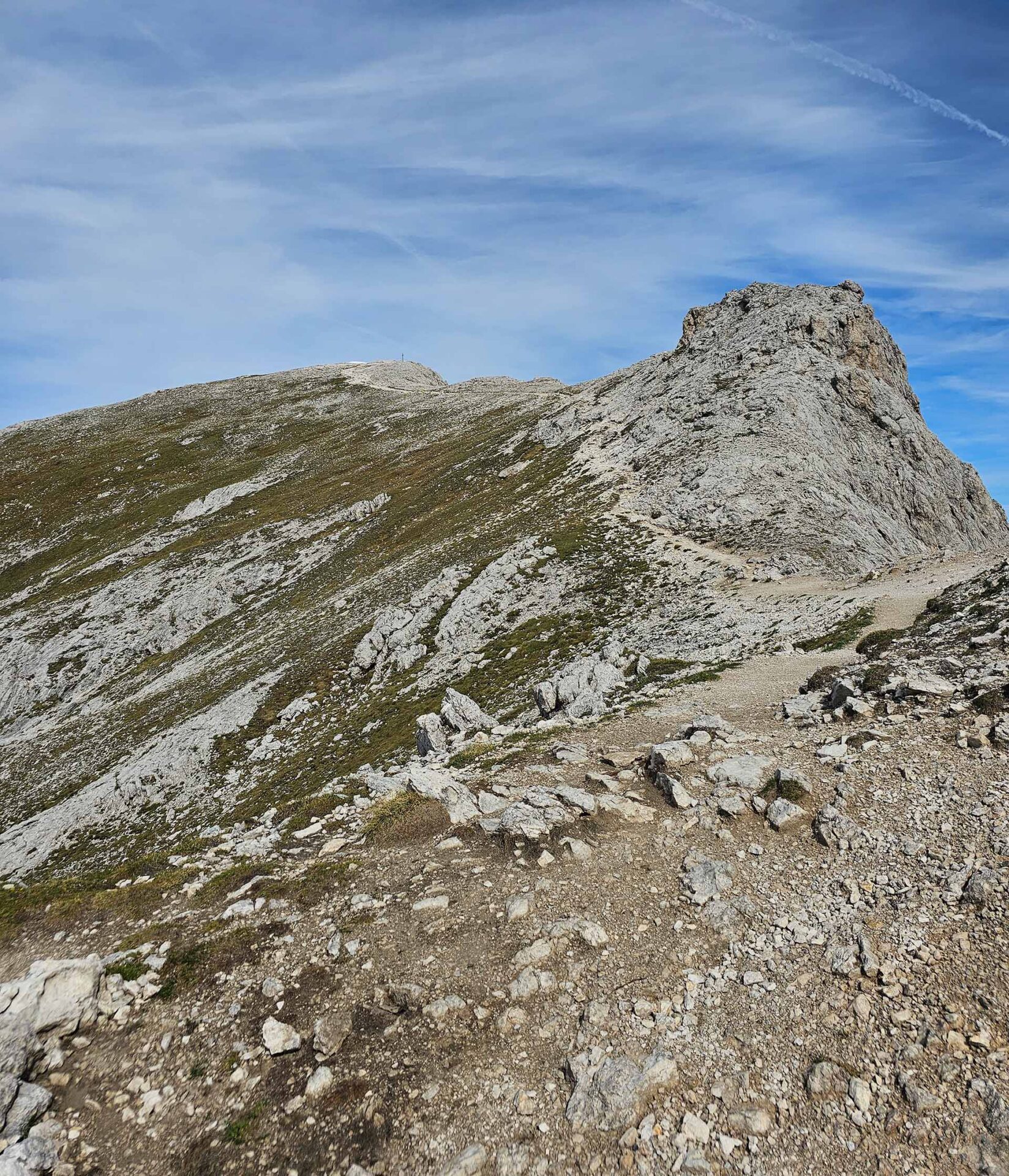 Gerölliger Weg auf einem Berggipfel