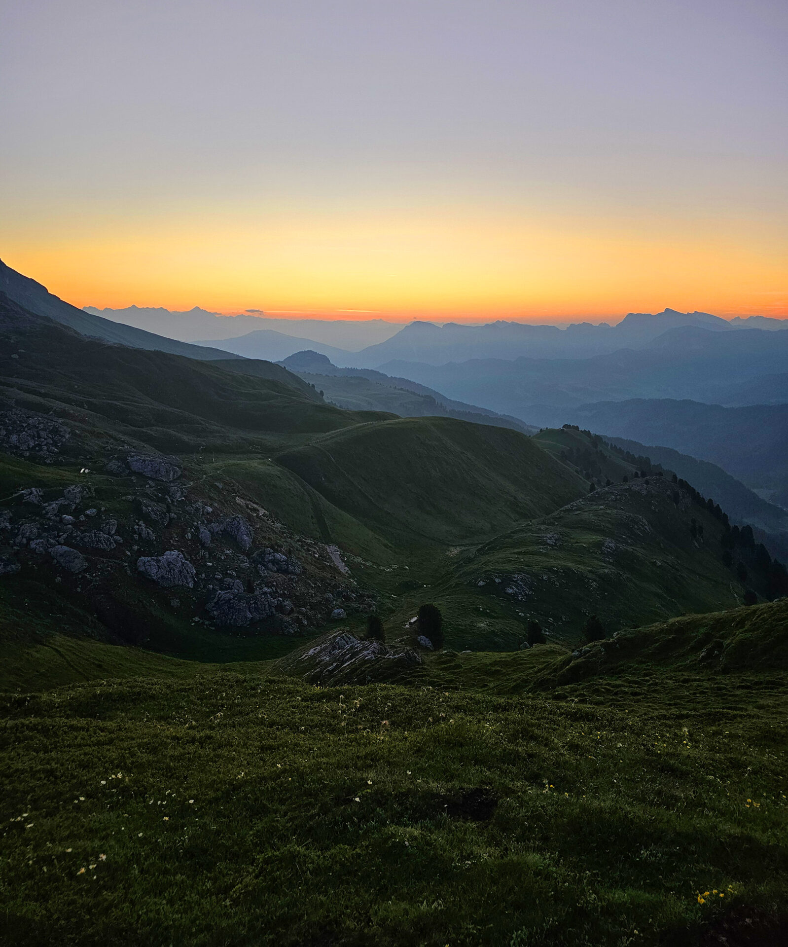 Sonnenaufgang über den Bergen