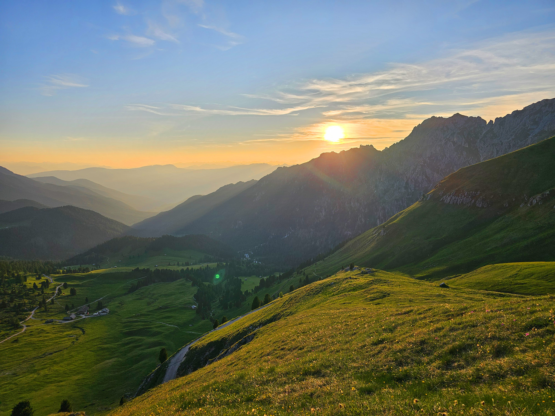 Abendrot über Bergwiesen
