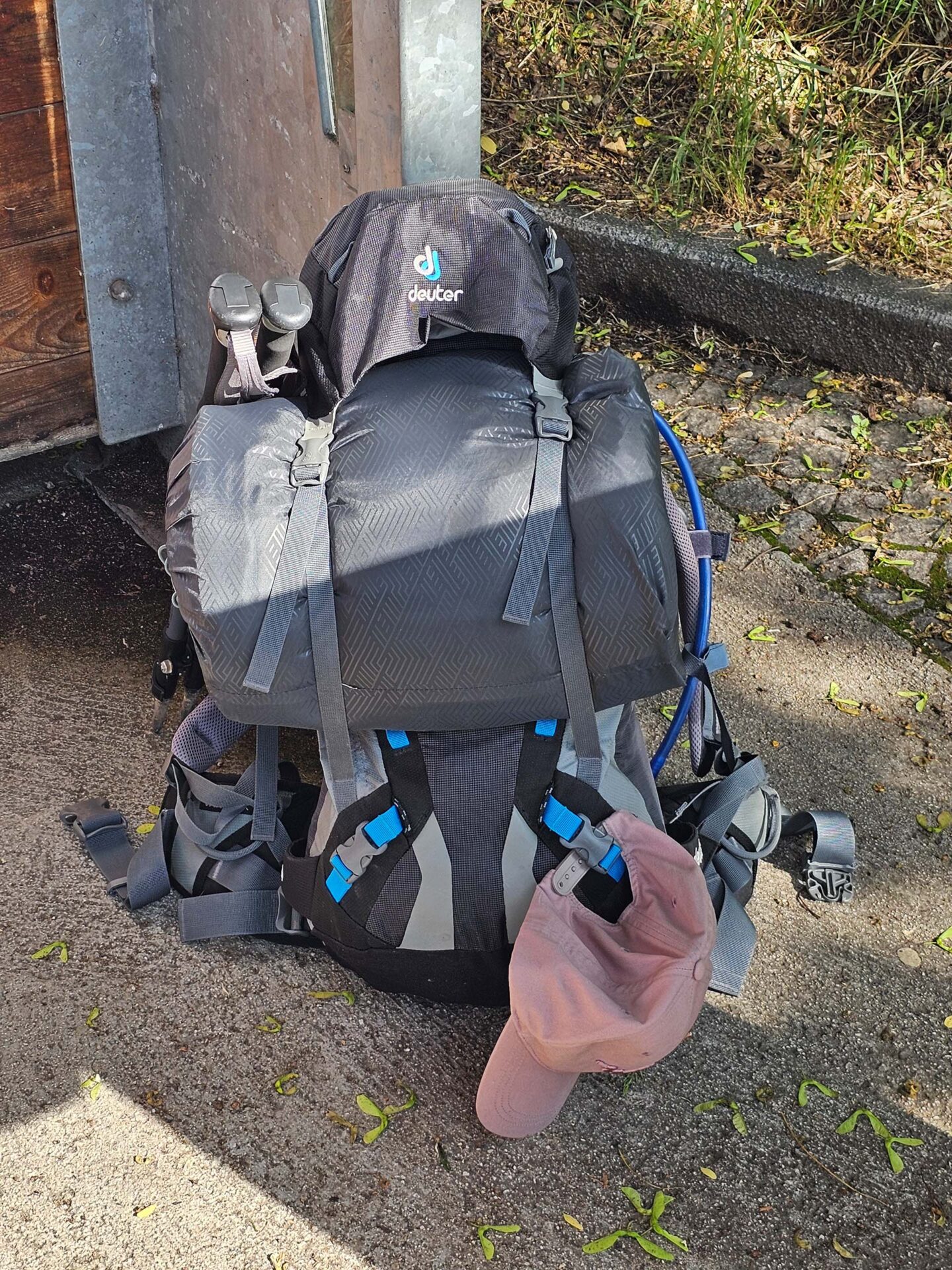 Wanderrucksack mit Schlafsack und Wanderstöcken