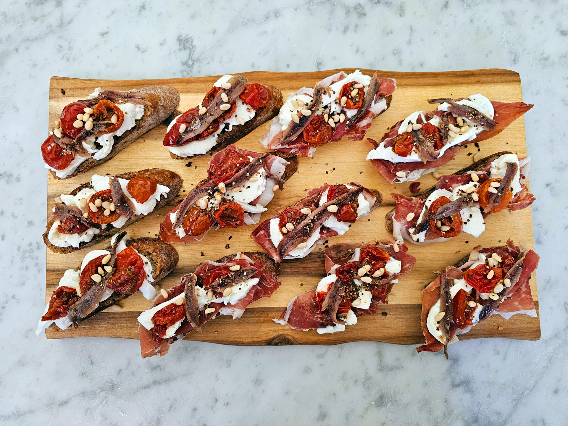 Bruschette mit getrockneten Tomaten, Mozzarella und Sardinen