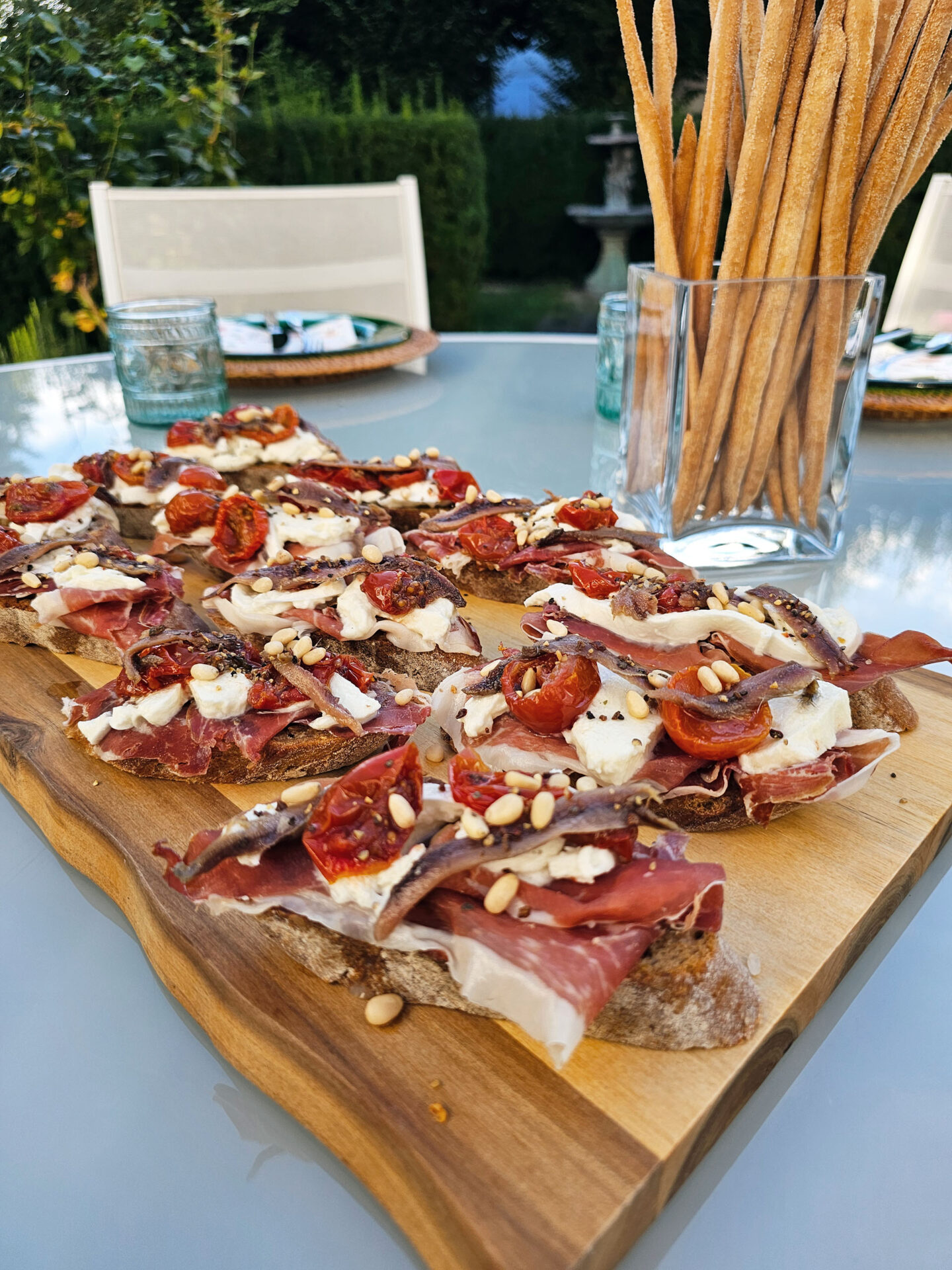 Bruschette mit getrockneten Tomaten, Mozzarella und Sardinen