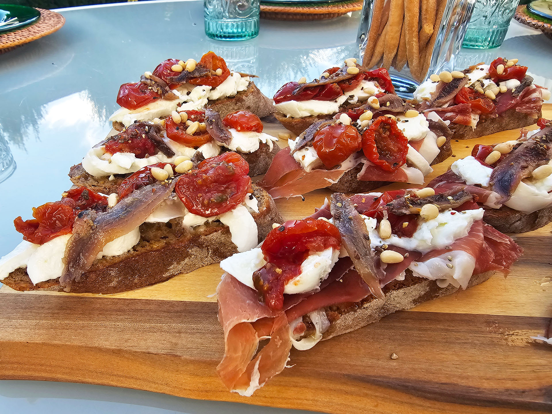 Bruschette mit getrockneten Tomaten, Mozzarella und Sardinen