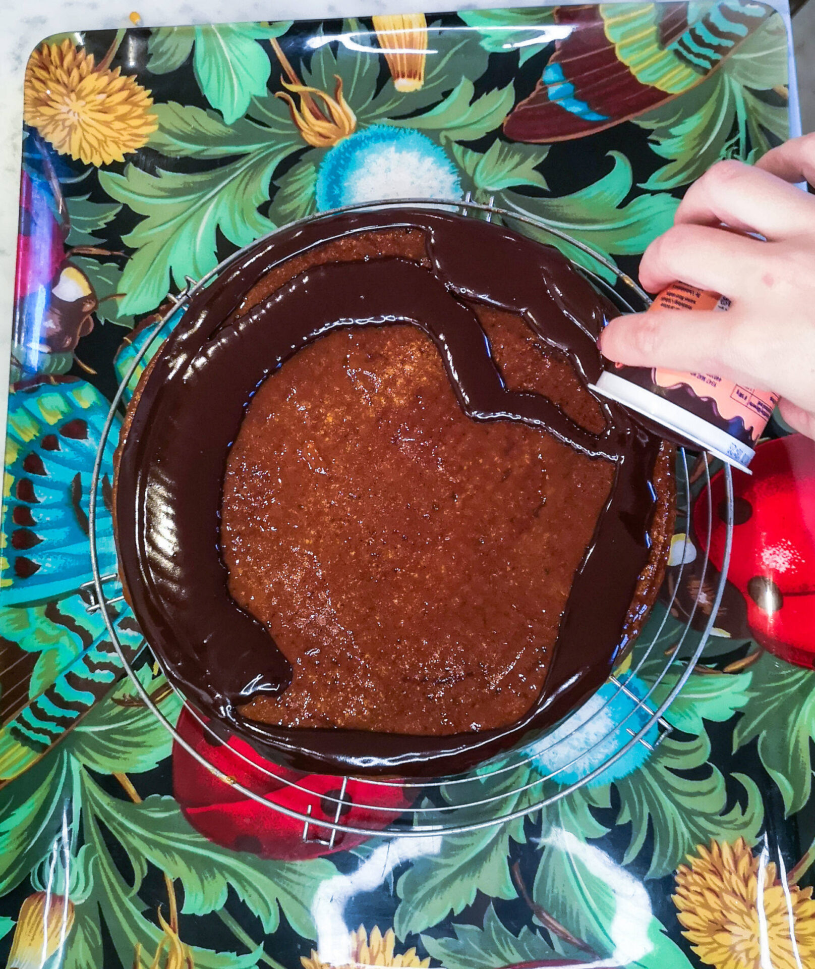 Eine Schokoladetorte wird glasiert