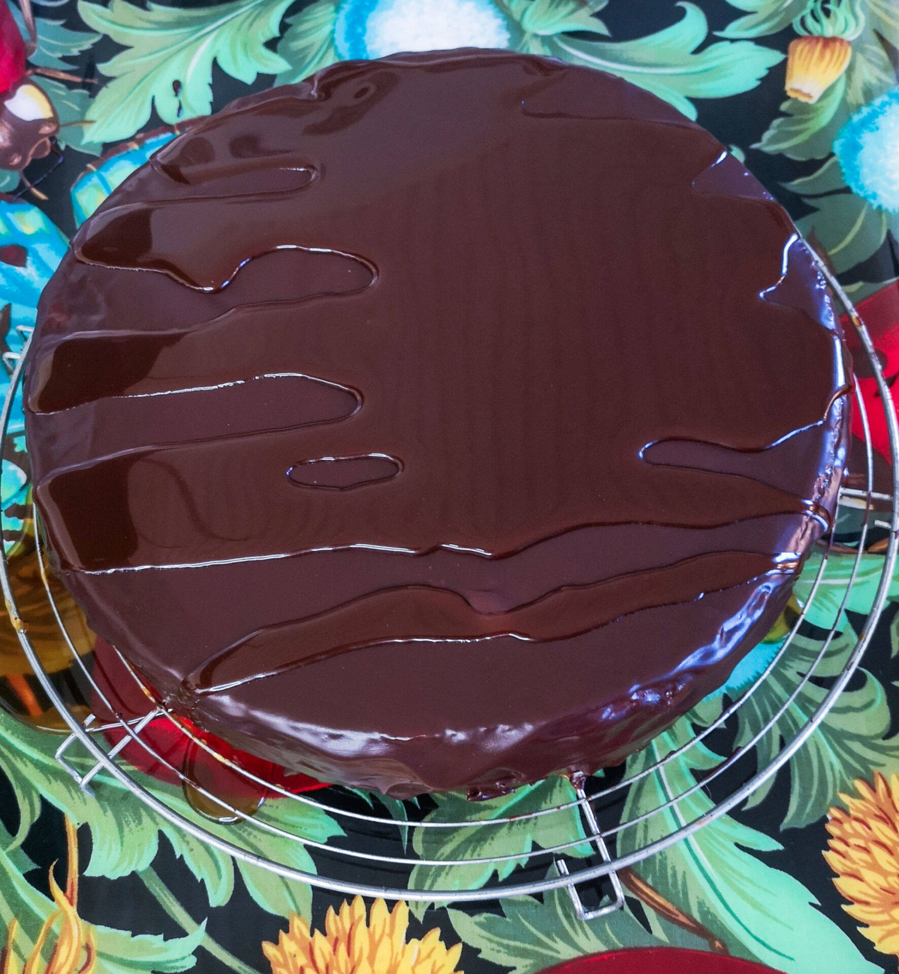 Schokoladetorte von oben mit Karamellguss