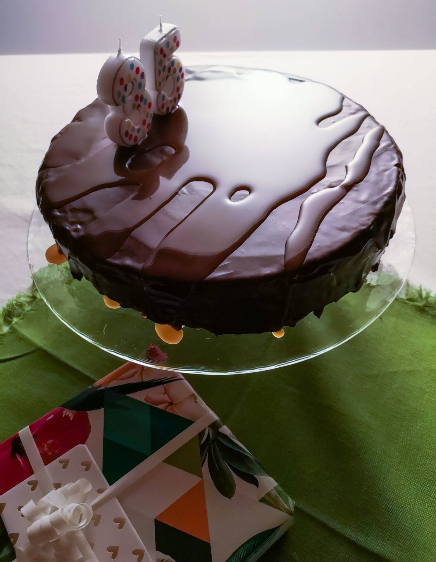 Schokoladetorte mit Karamellsauce und Geburtstagskerze