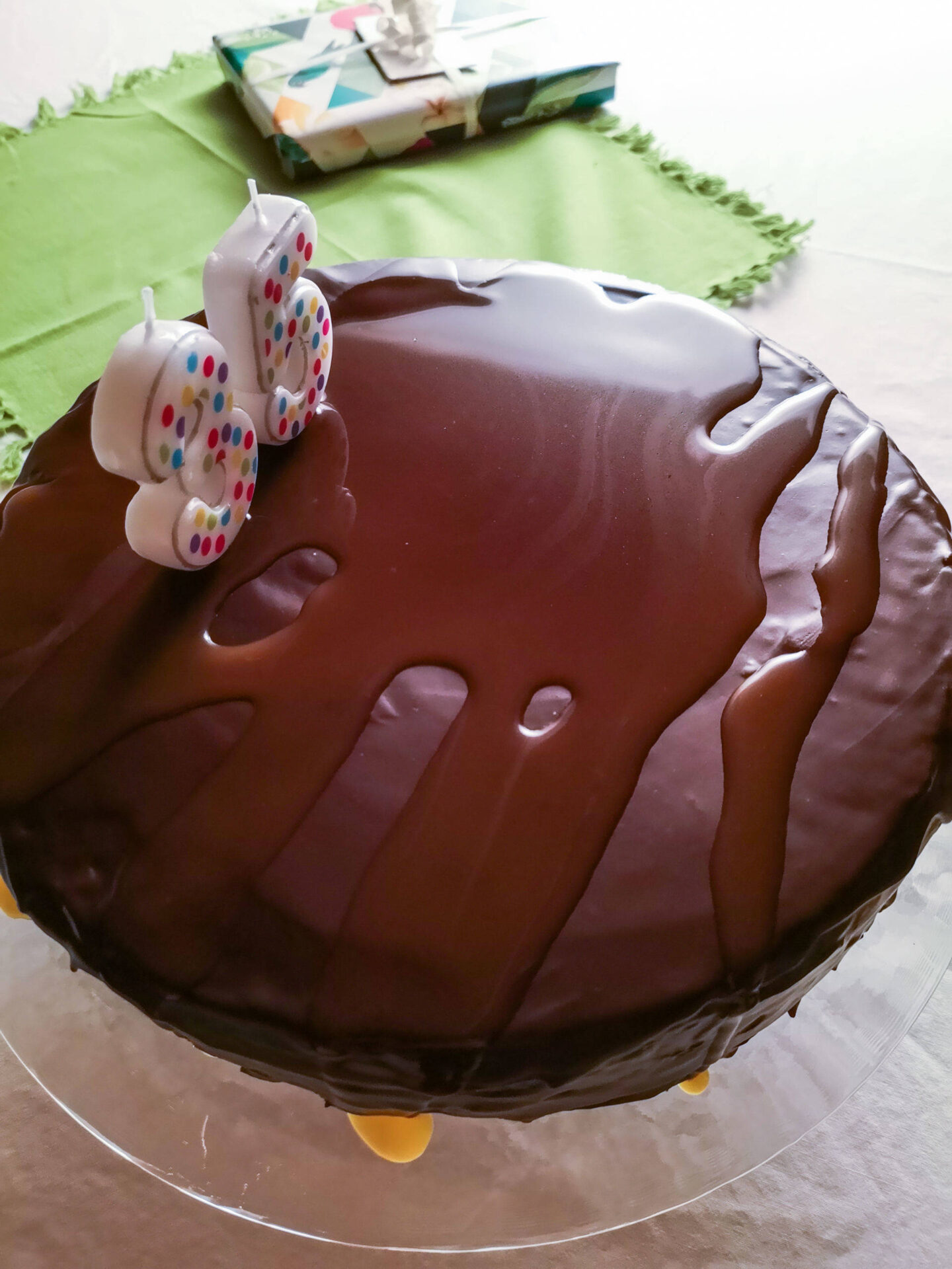 Schokoladetorte mit Karamellsauce und Geburtstagskerze