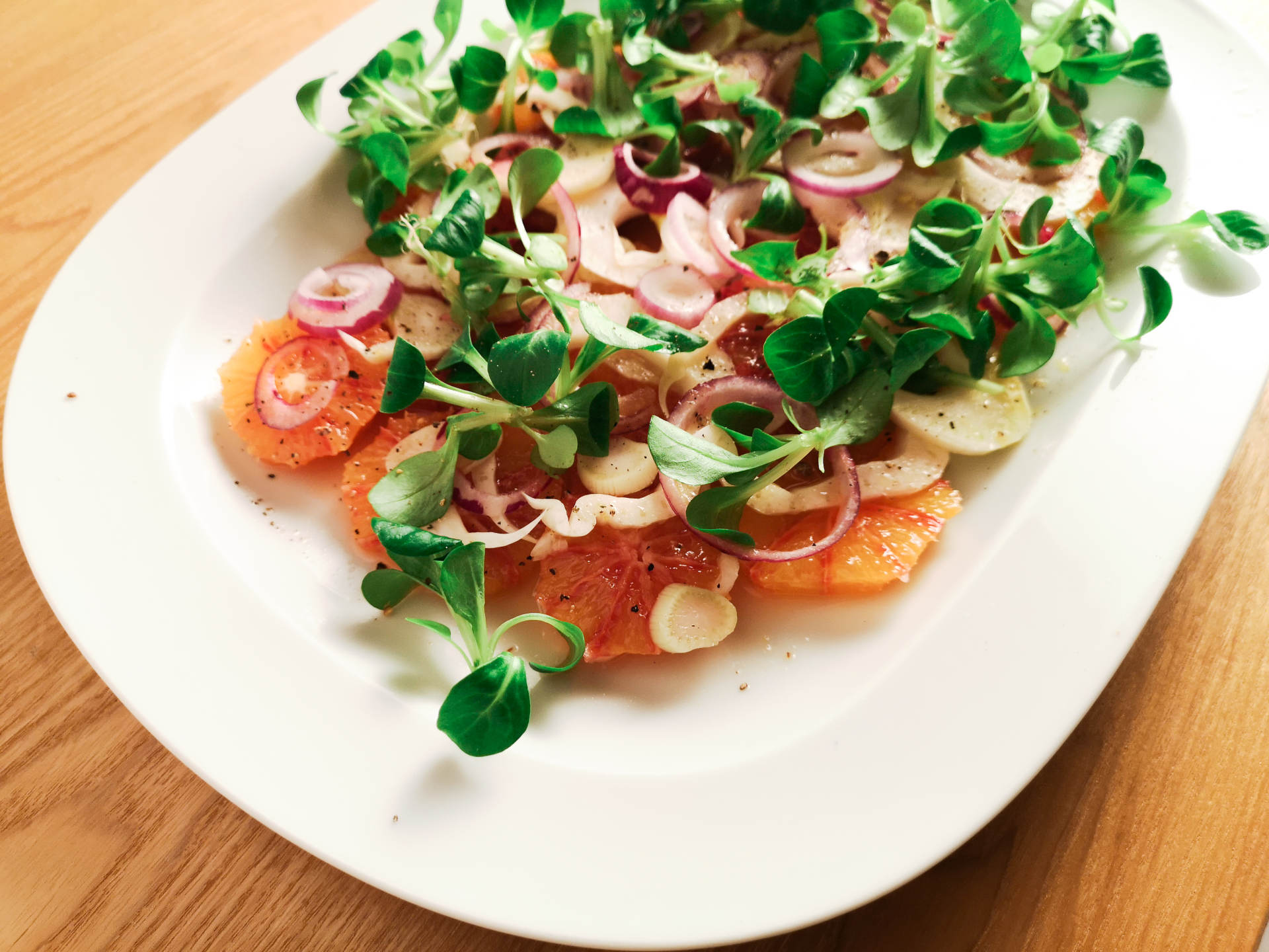 Orangen-Fenchel-Salat mit Zwiebel und Feldsalat | Rezept | Foodblog
