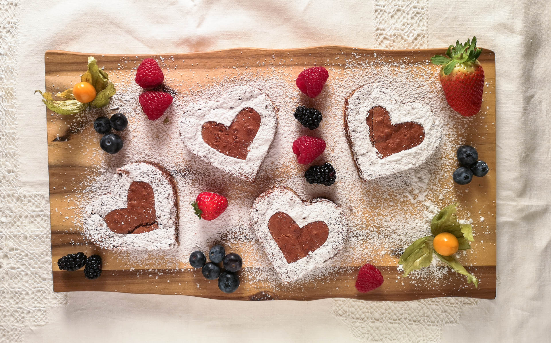 Brownie-Herzen mit Zucker bestreut