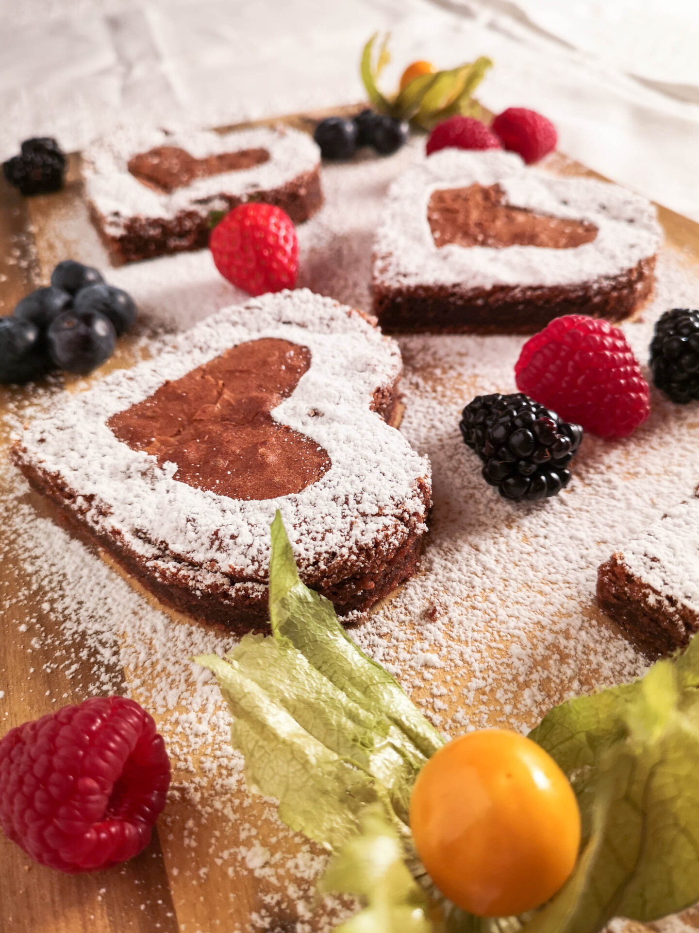 Brownie-Herzen mit Zucker bestreut