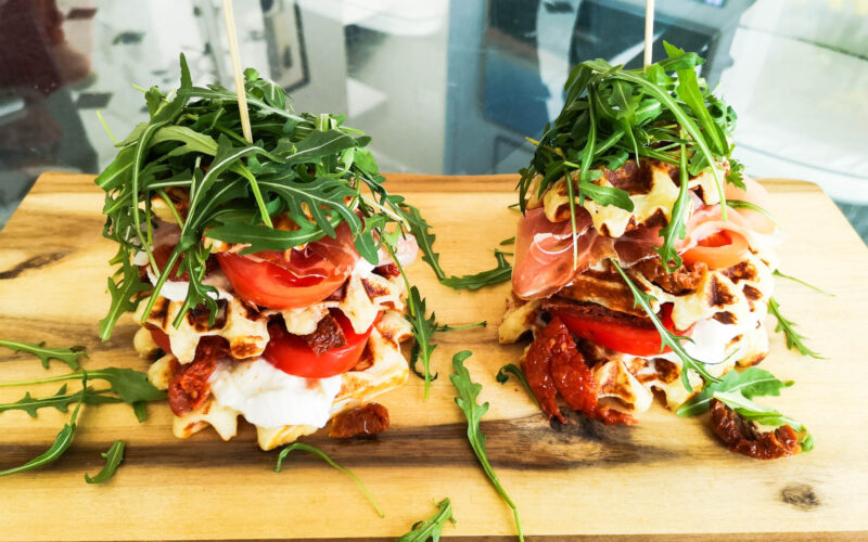 Parmesanwaffeln mit Büffelmozzarella und Prosciutto | Rezept