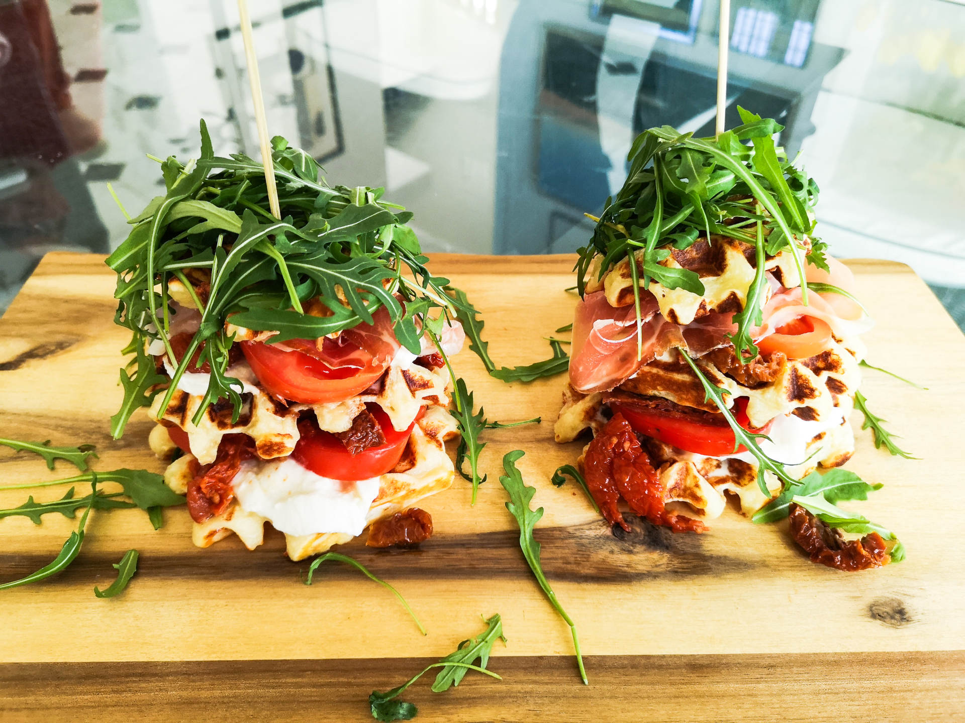Parmesanwaffeln mit Büffelmozzarella und Prosciutto | Rezept