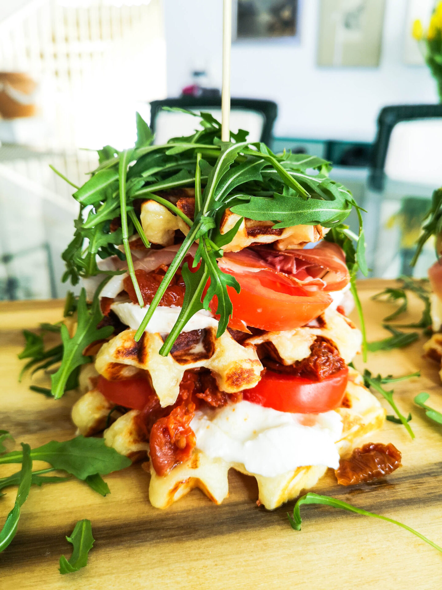 Parmesanwaffeln mit Büffelmozzarella und Prosciutto | Rezept