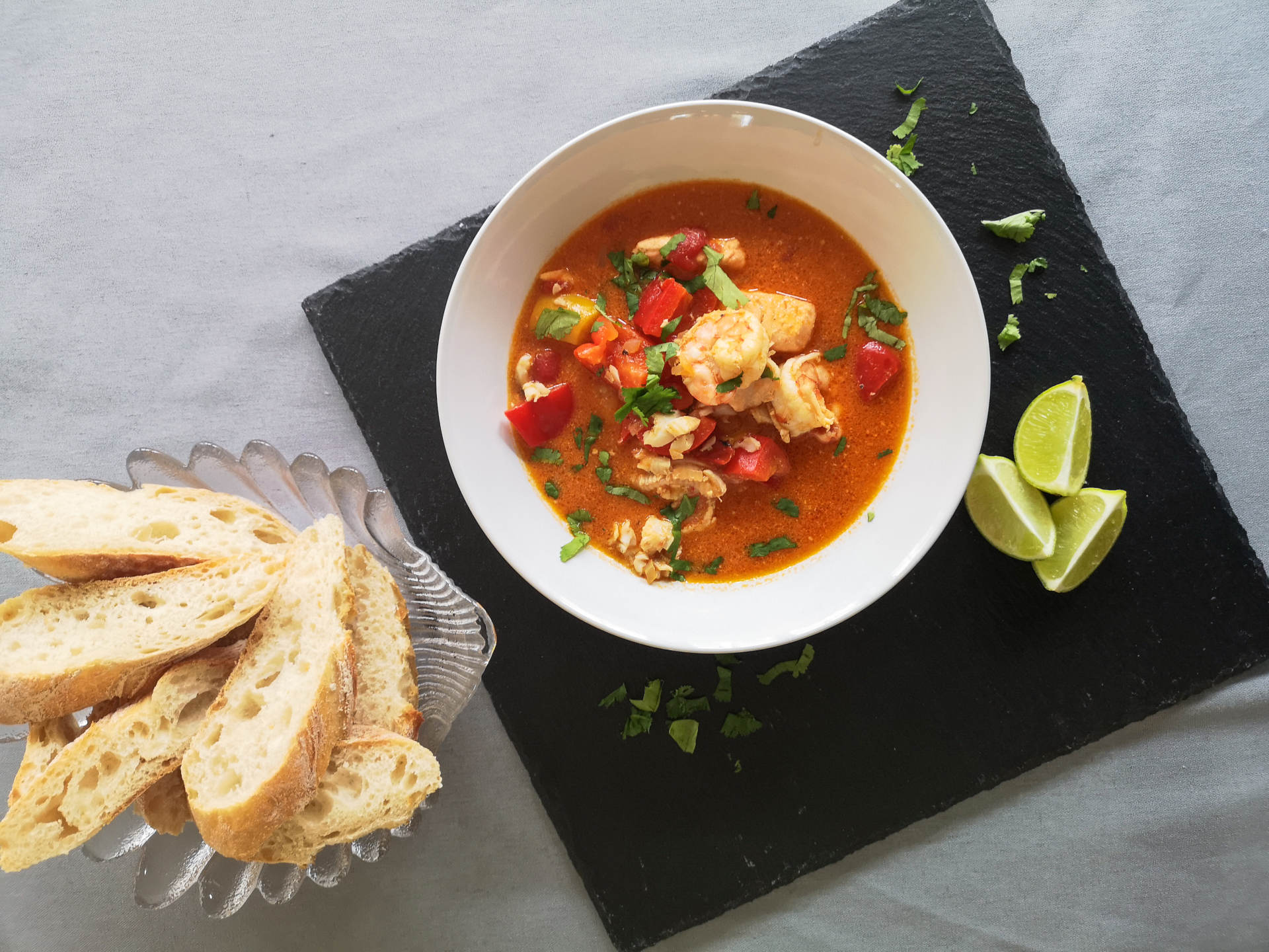Fischsuppe in weißem Teller mit Weißbrot