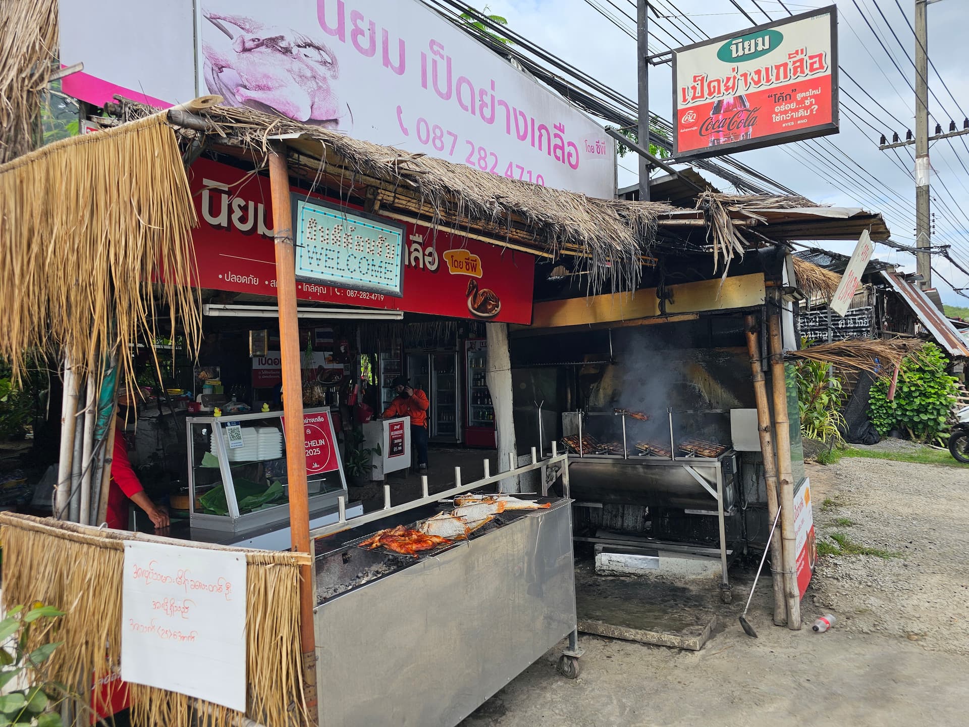 Typisch thailändisches einfaches Lokal mit Grill