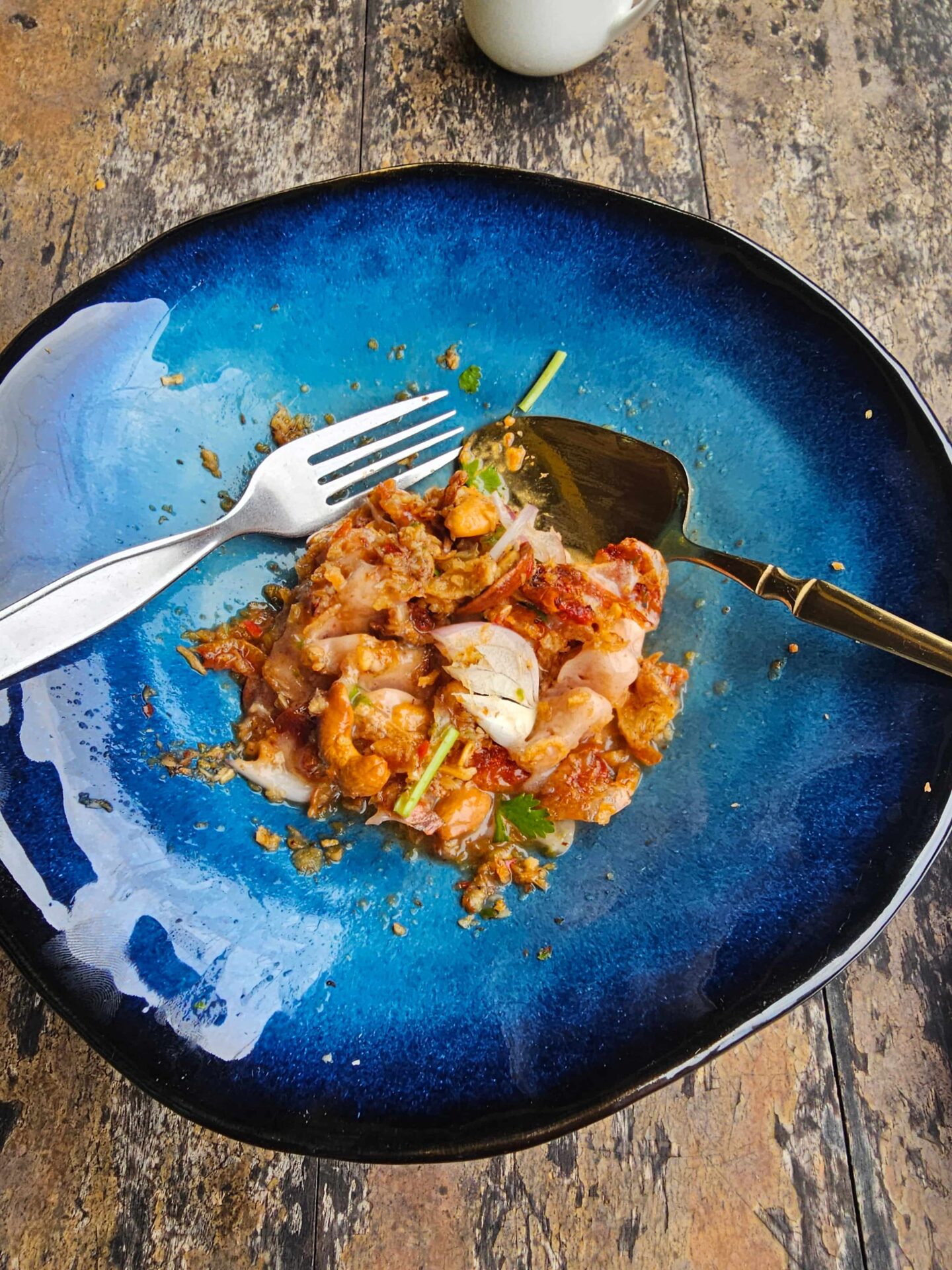 Thailändischer Salat in blauem Suppenteller