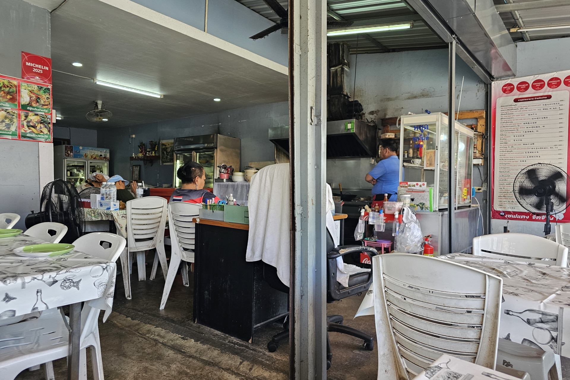 Nach außen offener Innenraum eines thailändischen Restaurants