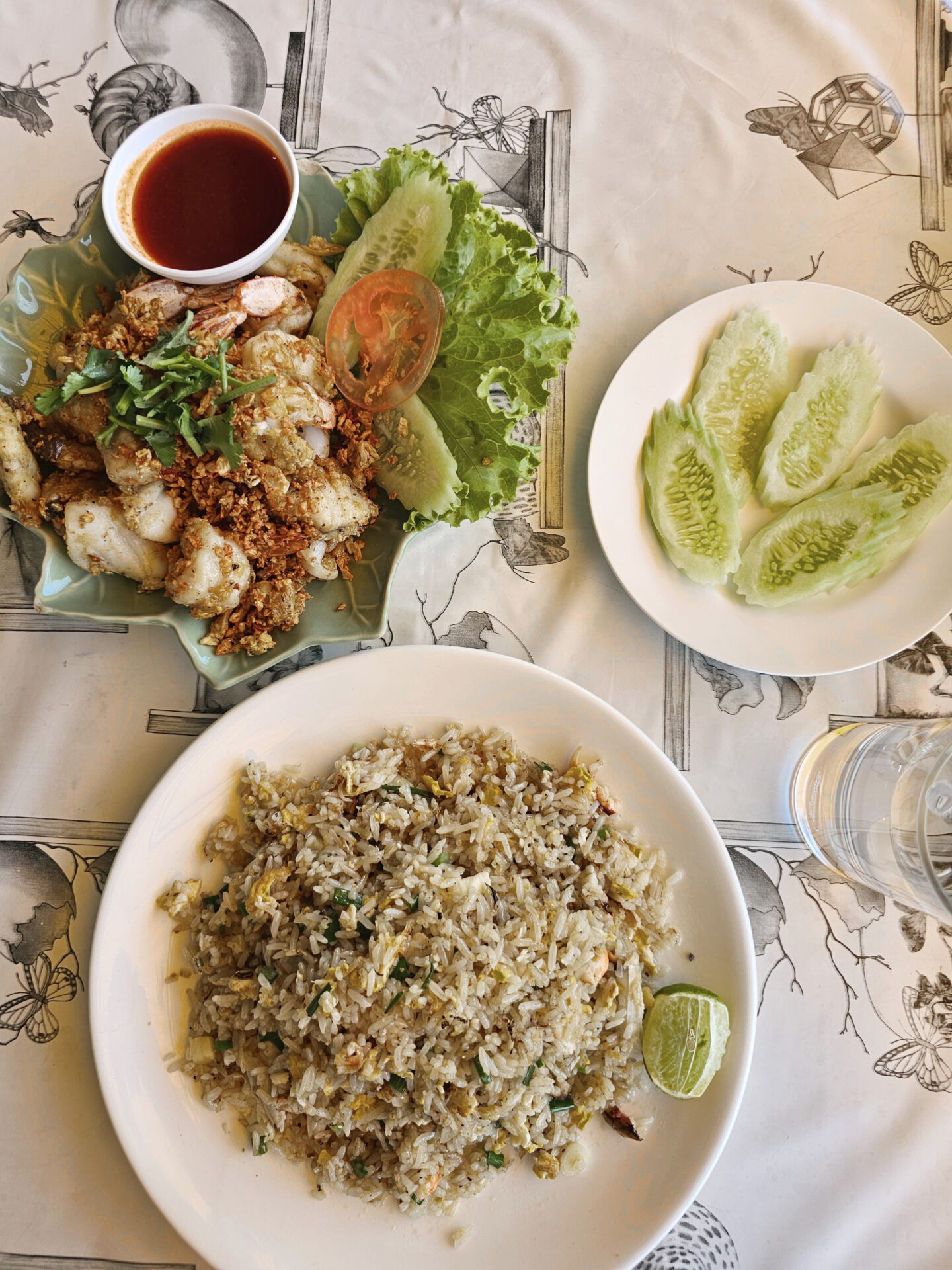 Gebratener Reis und gebratene Shrimps, thailändische Speisen