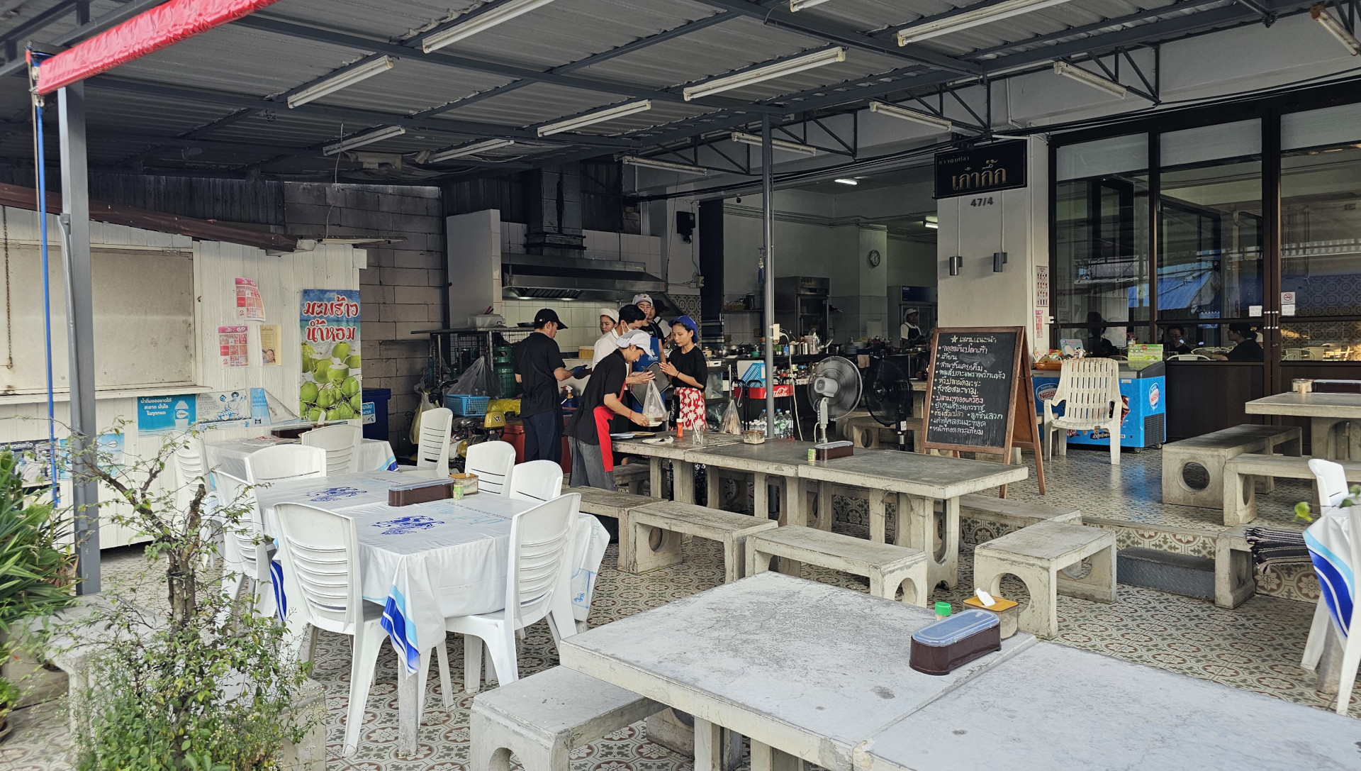 Überdachter, offener Speiseraum eines thailändischen Restaurants