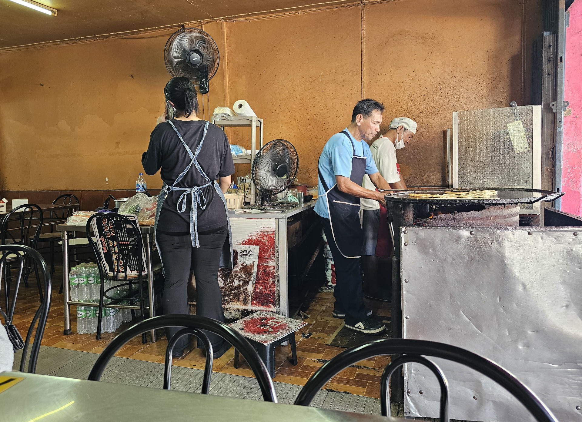 Köche in einem einfachen thailändischen Restaurant